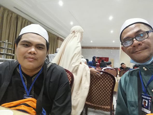 Amirul Hakimi bersama ayahnya di Madinah