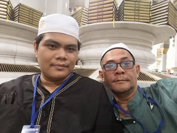 Amirul Hakimi bersama ayahnya di Masjid Nabawi, Madinah